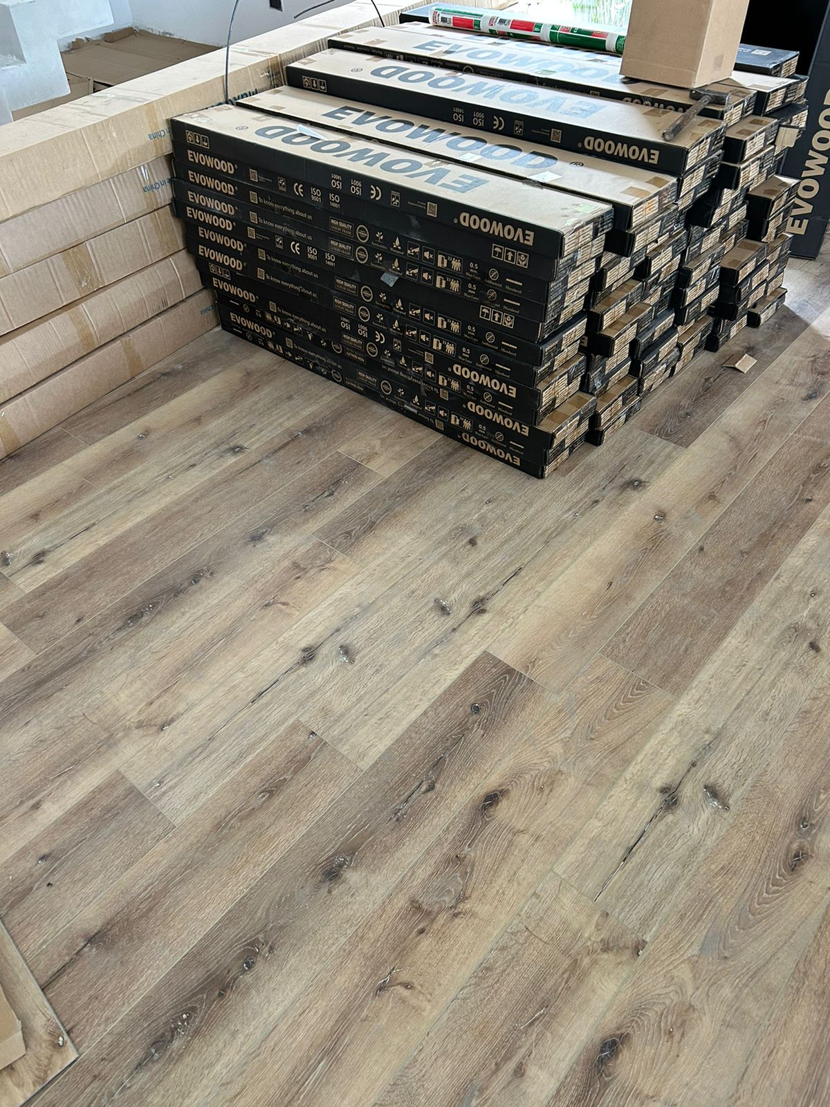 Brown Oak Piso Vinílico de SPC con Manta Acústica Incorporada - Imagen 3