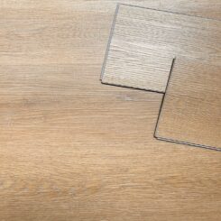 ROBLE CLARO – Piso Vinílico de SPC con Manta Acústica Incorporada 4 + 1