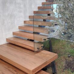 escalera de madera de incienso