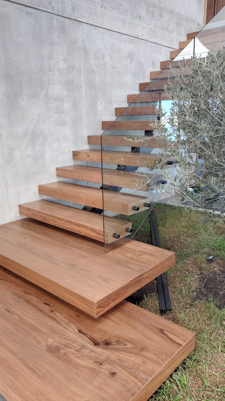 escalera de madera de incienso